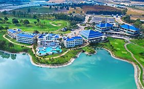 พัฒนา สปอร์ต รีสอร์ท (SHA Extra Plus)